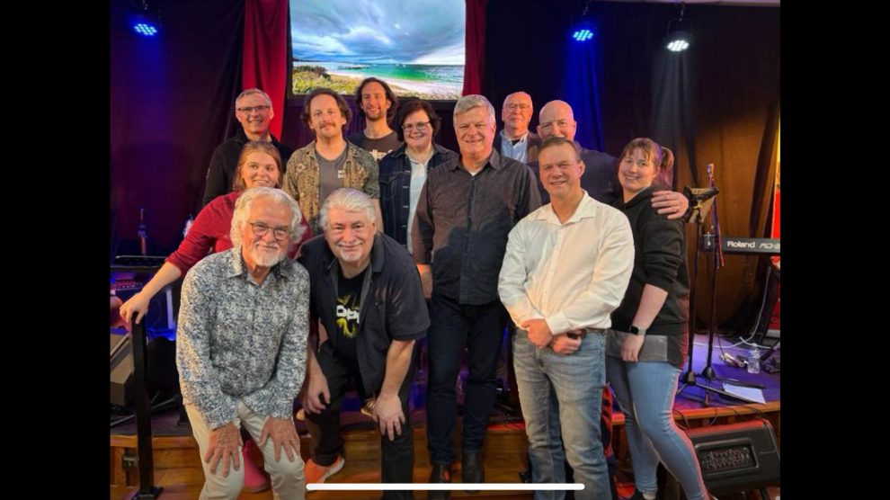 Geoff Bullock and support musos